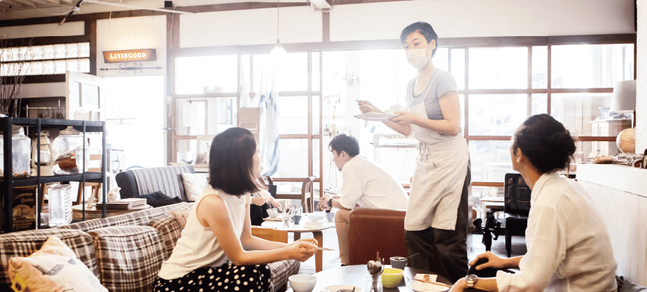 室内で団欒する様子の画像